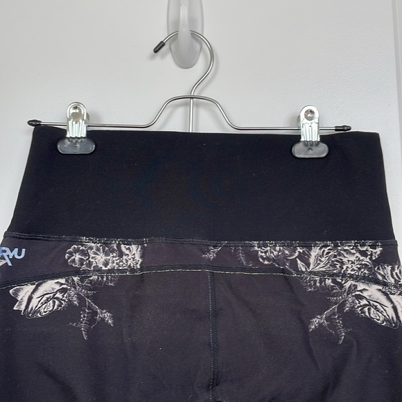 RYU Black athletic capri leggings with white rose print on front and back Size M - Picture 5 of 5